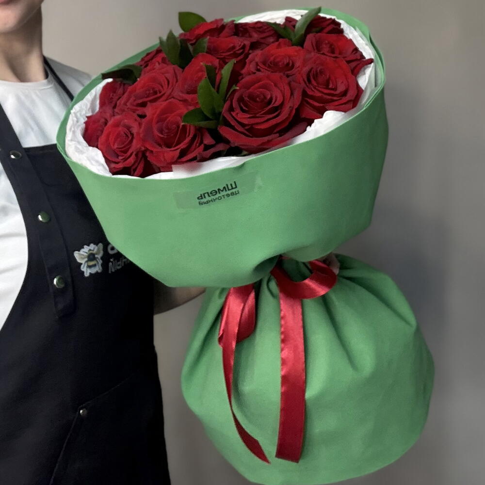 Монобукет из 17 эквадорских красных роз с рускусом