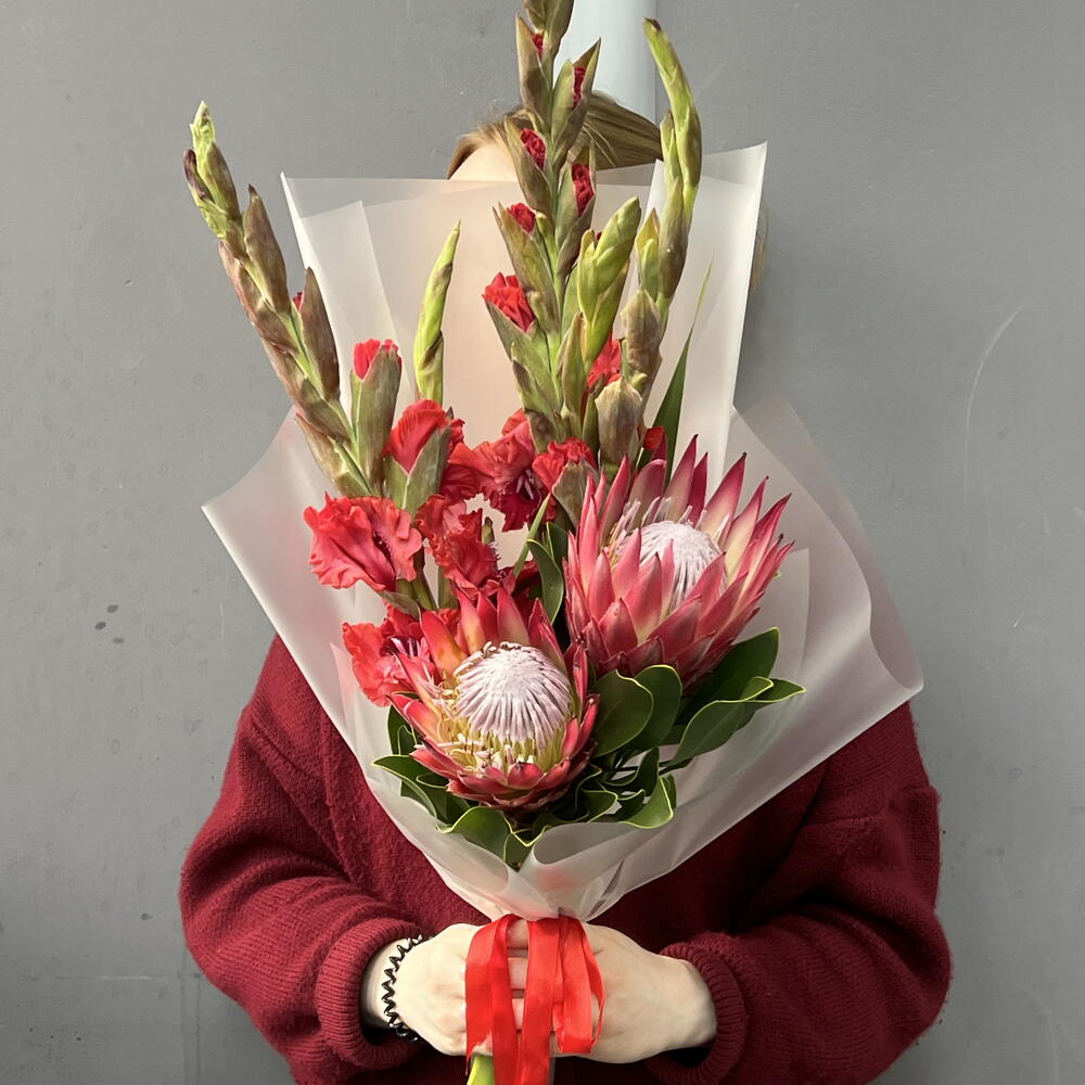 Яркий букет из гладиолусов и протеей 🌺
