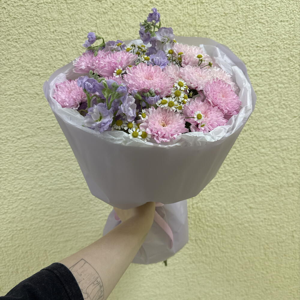 Букет из хризантем, ромашки и маттиолы