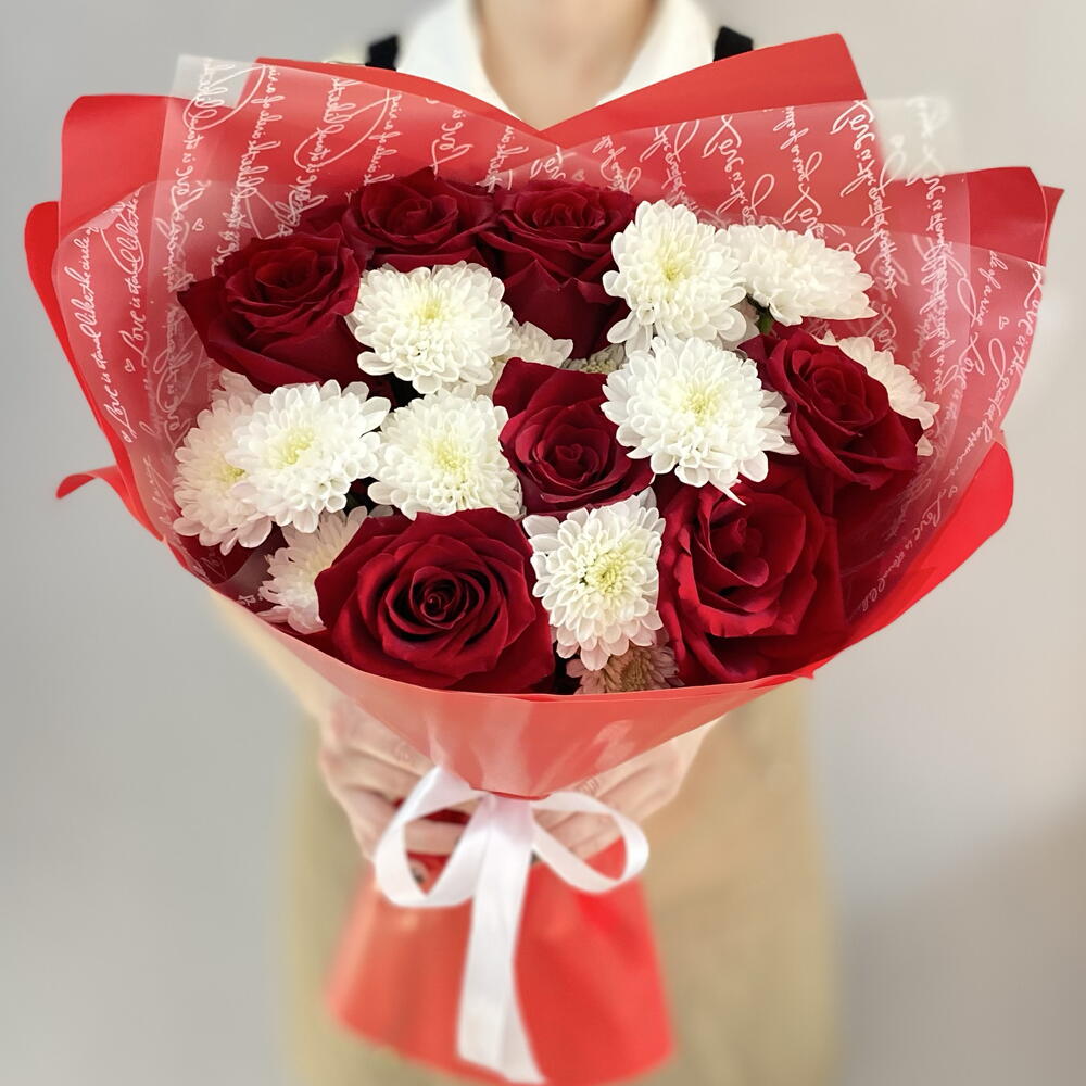 Классика♥️ всегда актуальна! Букет красных роз и белых хризантем кустовых