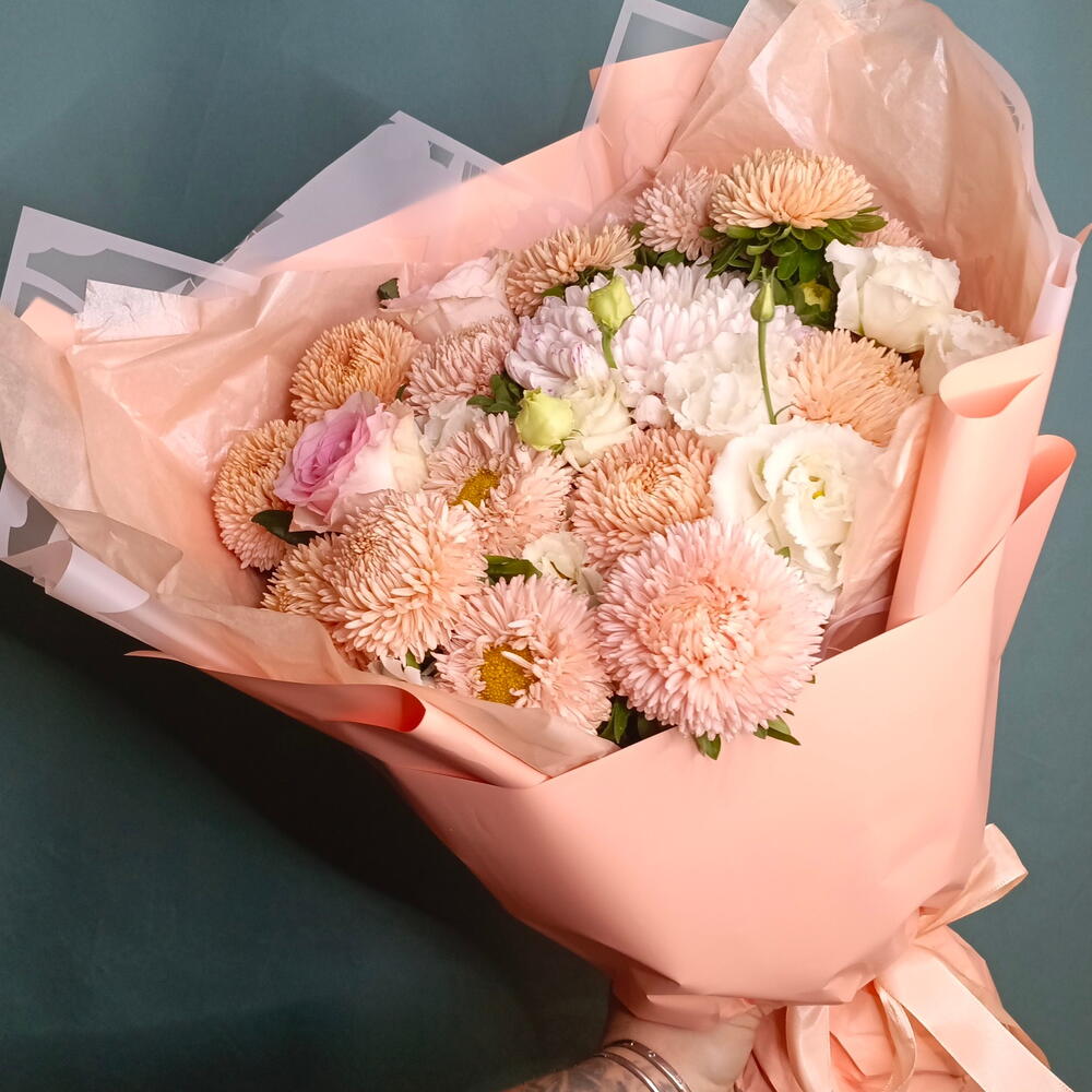 Букет с астрой, эустомой, и розой 🌹