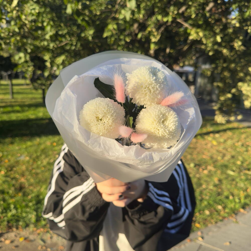 Букет-комплимент  Mini Pearl 💕 3 хризантемы Момоко с лагурусом в белом