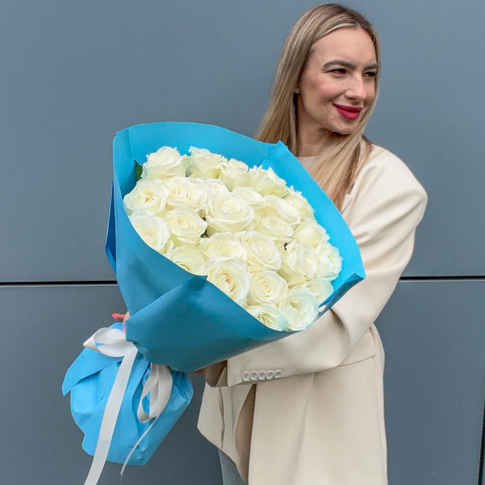 Букет 25 белых роз. Монобукет 618. Leora Flowers дом цветочной моды