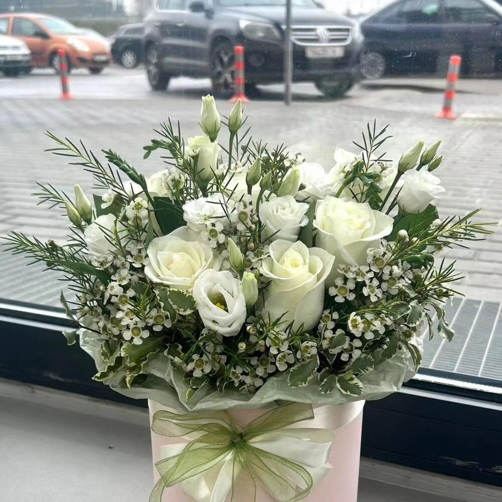 Благородная композиция из роз, эустомы и хамелациума 🤍