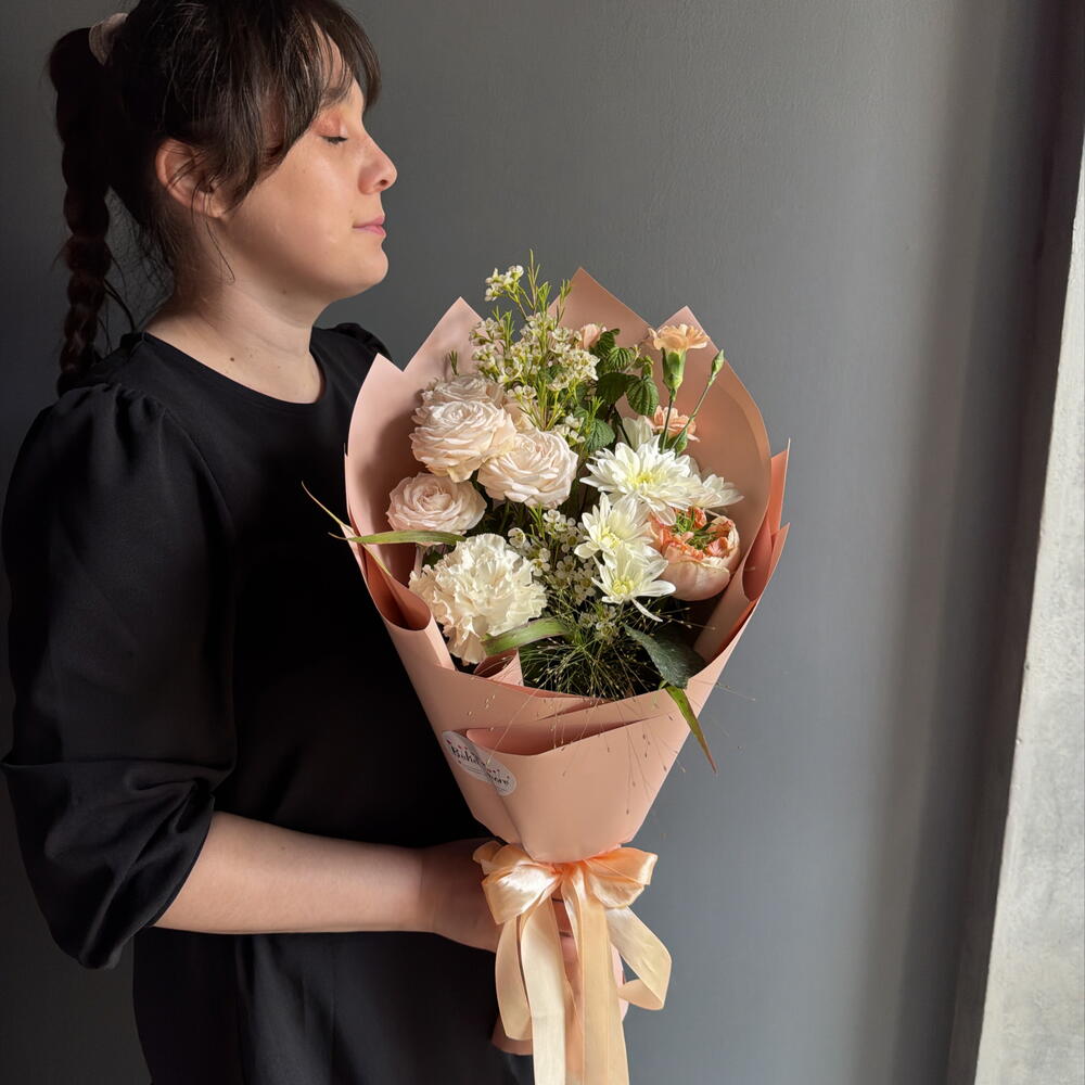 Букет из кустовой розы, хамелациума, хризантемы и паникума