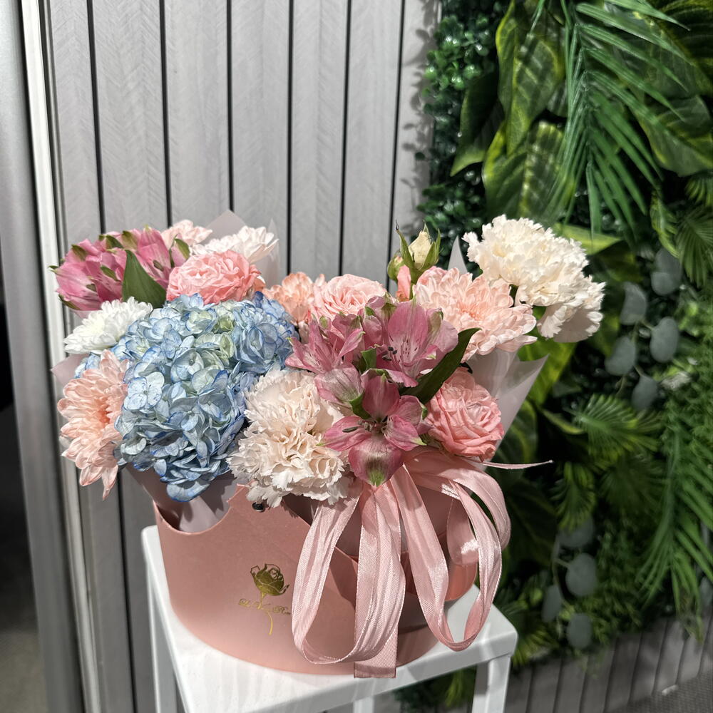 Композиция с гортензией и кустовой розой🌸 15004