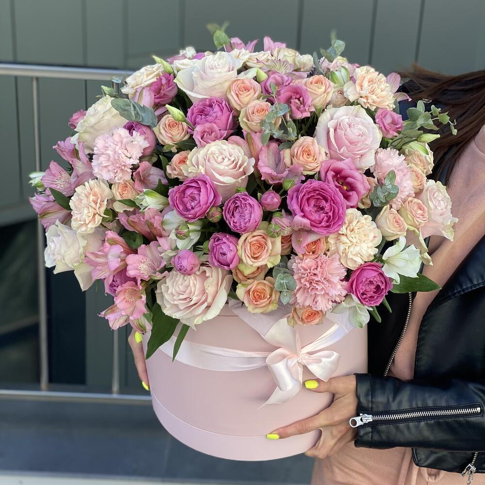 The box is a pearl of beauty made of bush roses, alstroemeria, eustoma and dianthus