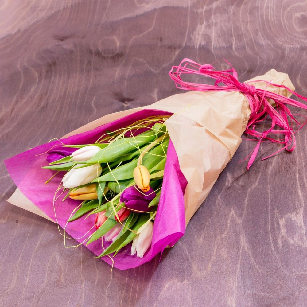 Как красиво запаковать тюльпаны