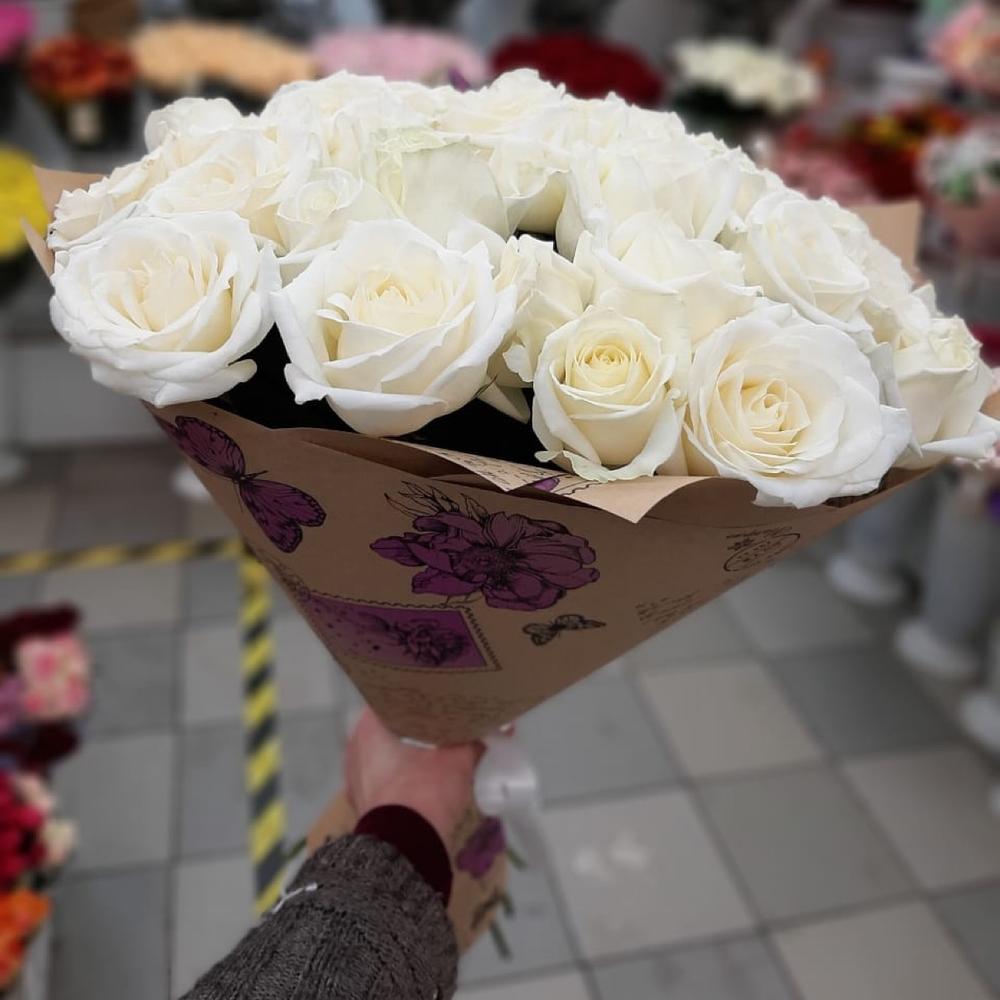 Розы белые 25
