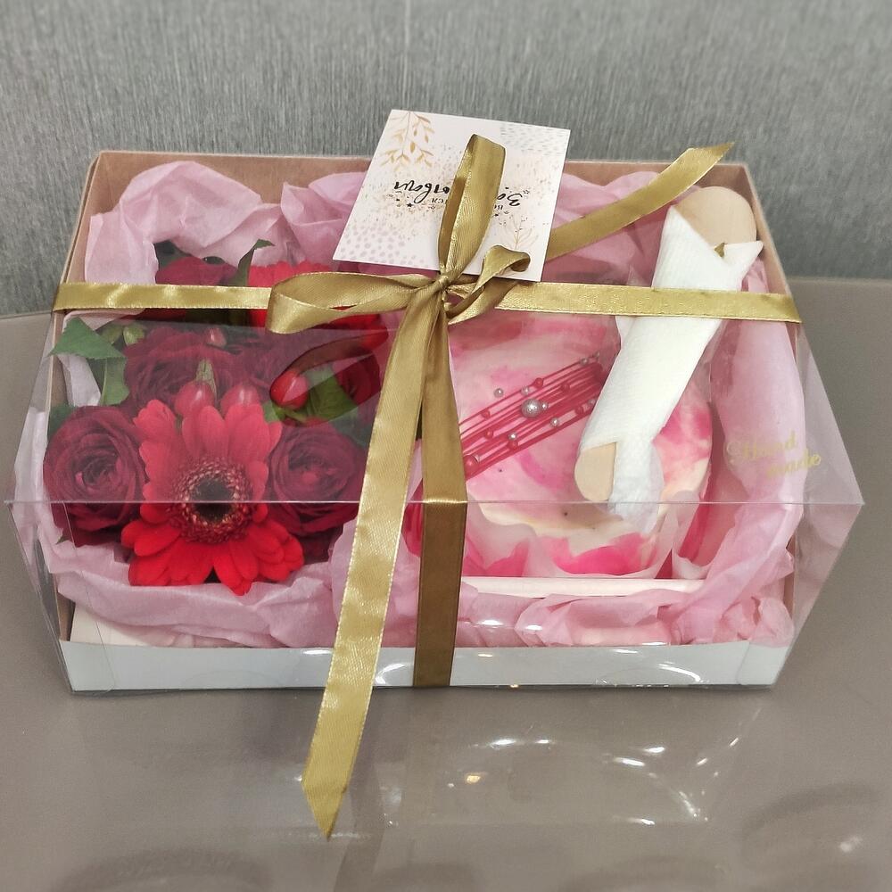 Бенто торт и живые цветы подарок, Цветы и подарки Москва, Московская ...