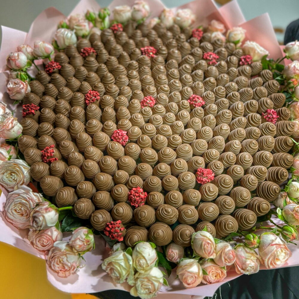 Клубничный букет с цветами