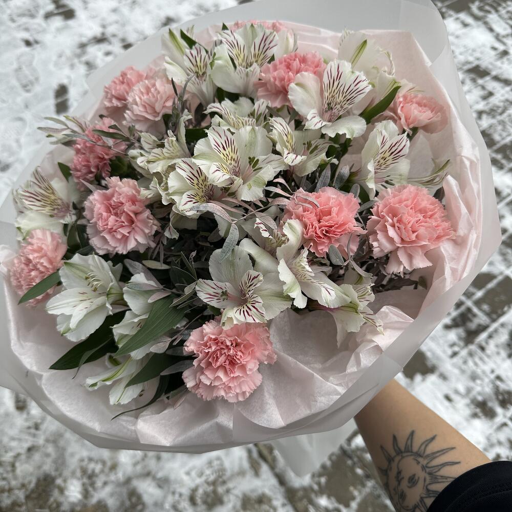 Bouquet of dianthus and alstroemeria