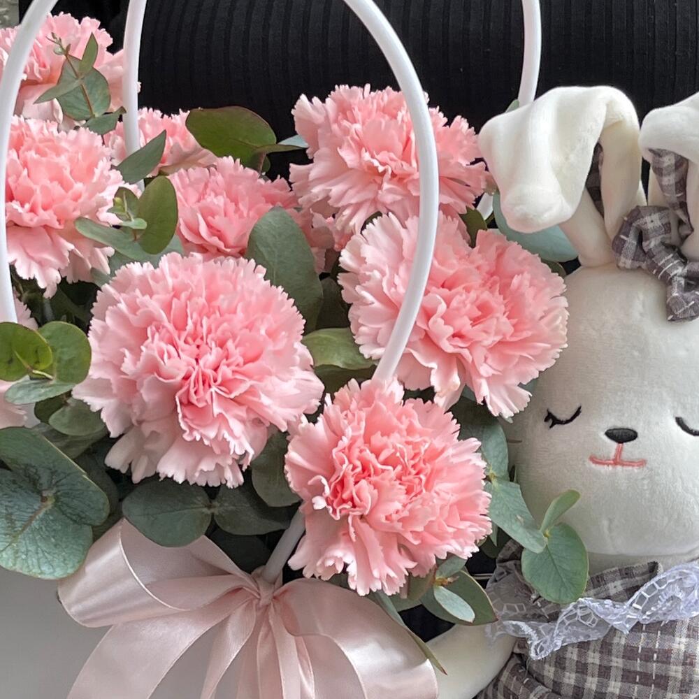 Handbag with pink dianthuses and a bunny