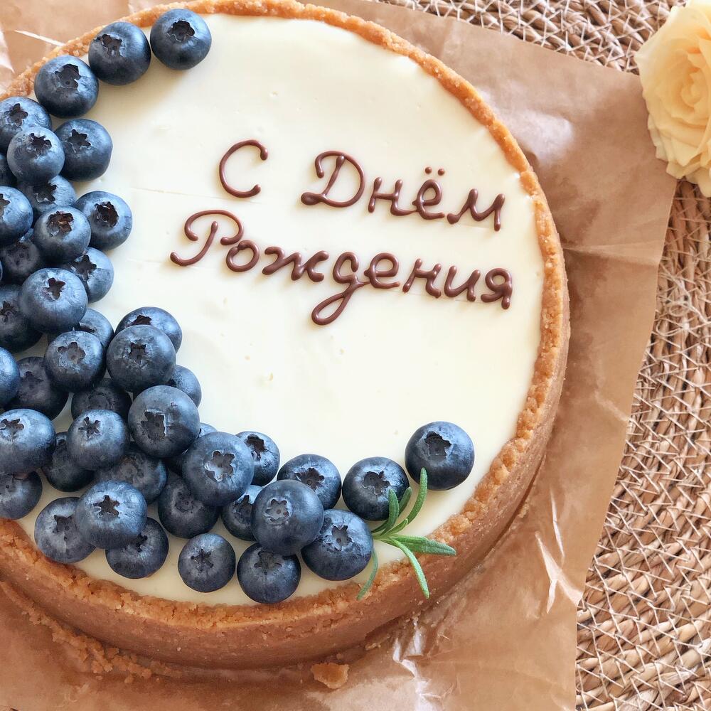 New York cheesecake with blueberries