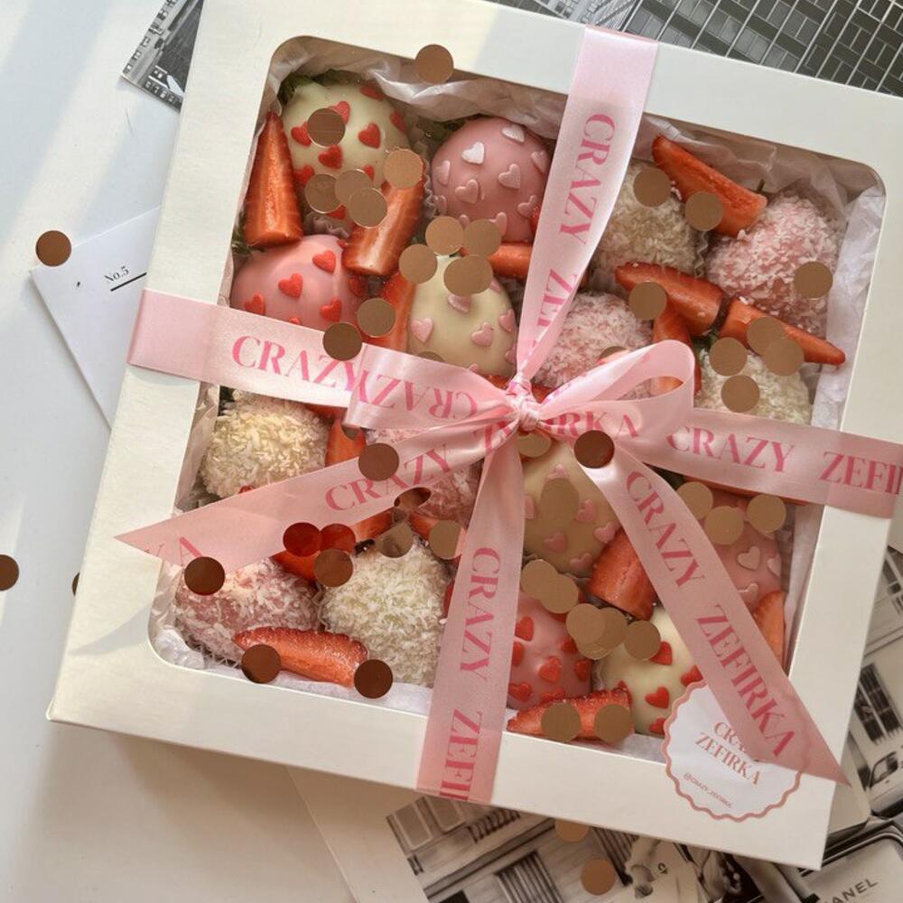 A box of 16 strawberries in white chocolate