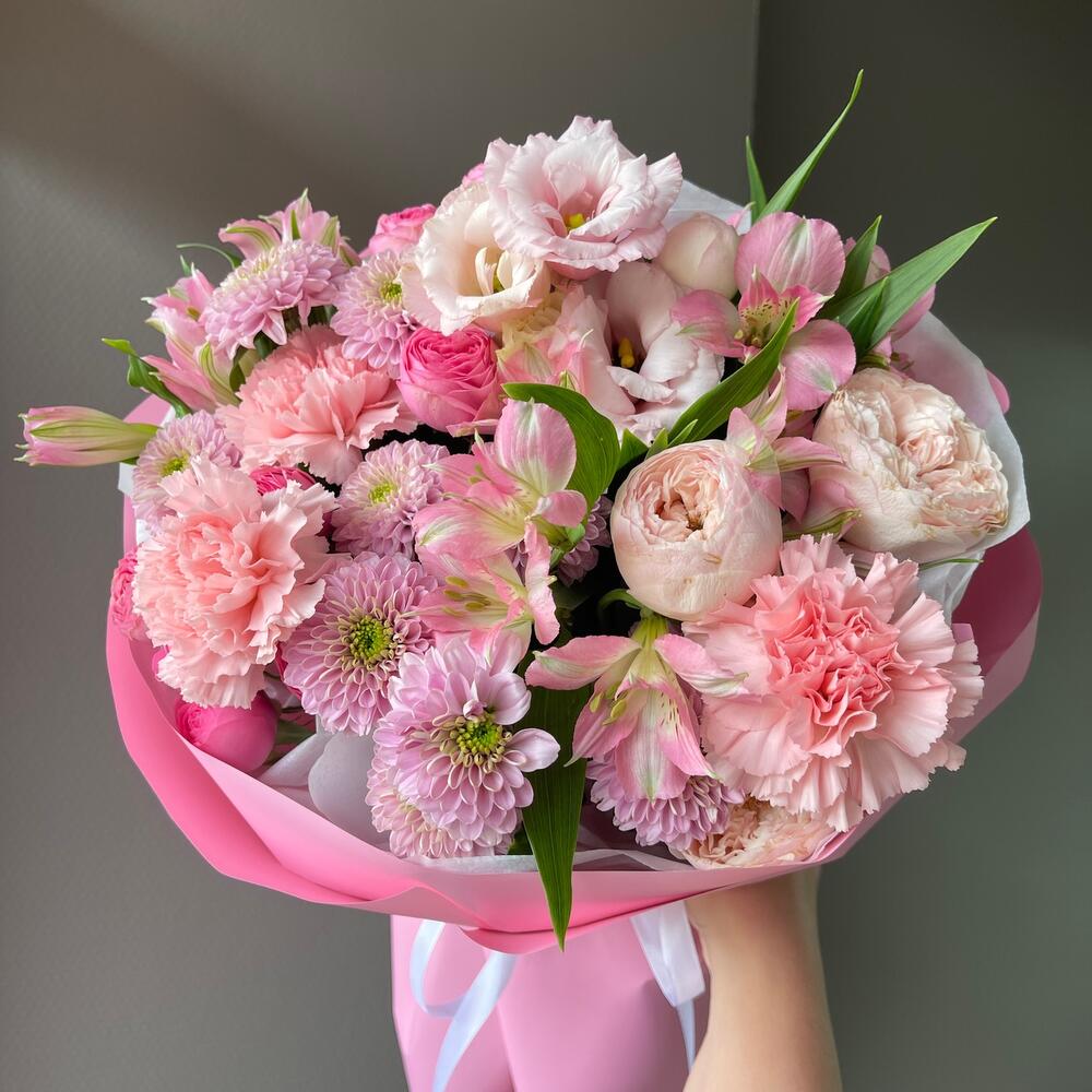 Bouquet pink with peony-shaped roses