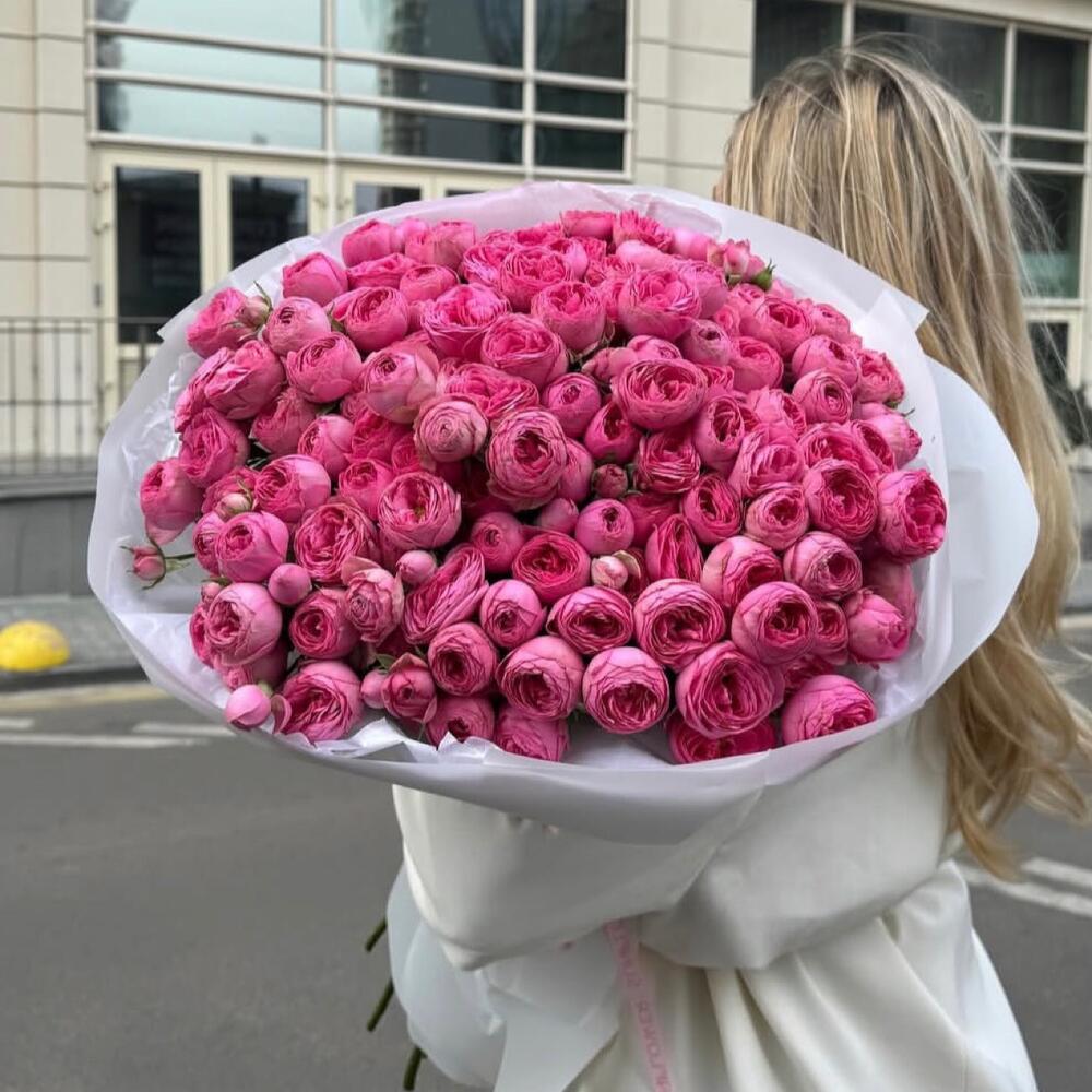 Шикарный букет из 45 кустовых пионовидных роз