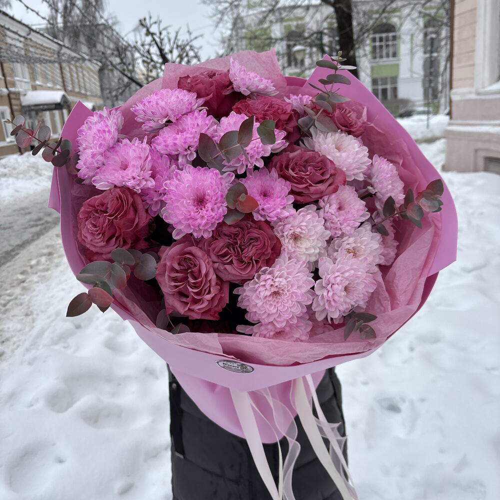 Букет «Сказка» из хризантем, Пионовидных роз Кантри и эвкалипта