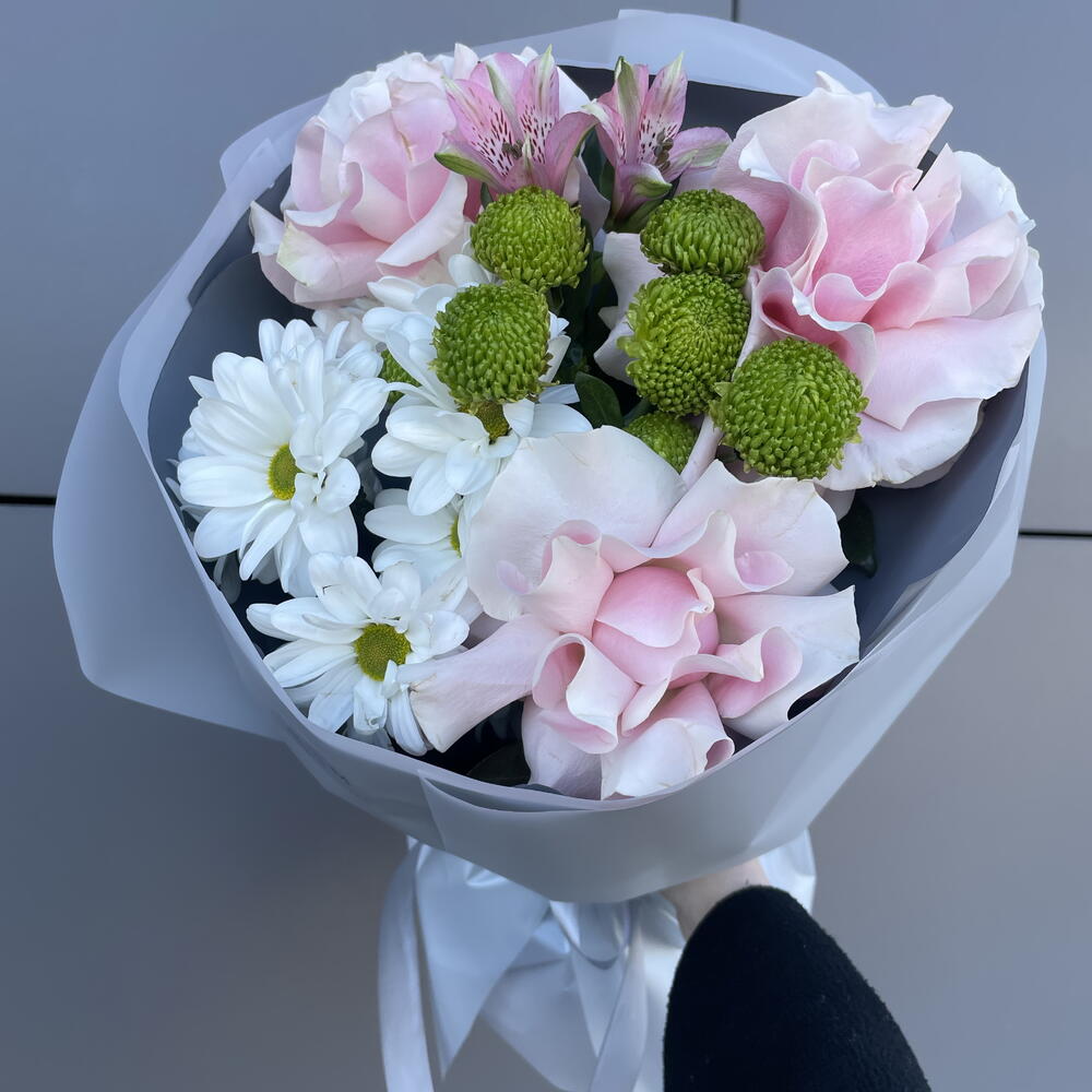 Букет с французскими розами и хризантемой в серой упаковке 🌸