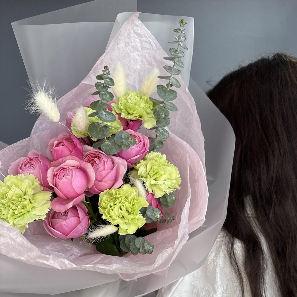 ВЕСНА🌸 Авторский букет из мятных диантусов и розовой кустовой розы Сильва Пинк
