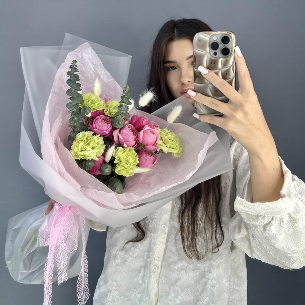 ВЕСНА🌸 Авторский букет из мятных диантусов и розовой кустовой розы Сильва Пинк