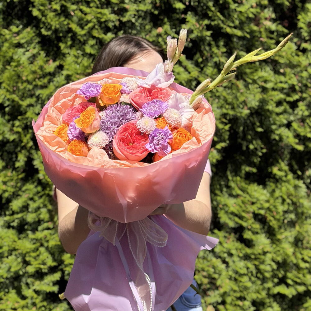 Букет из кустовых роз ,аллиума  ,гладиолуса,диантусов ,сантини