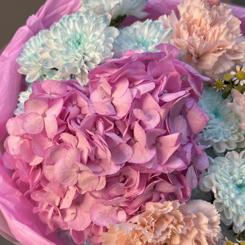 Дофаминовый букет «Бабл-гам»🍭🩵💕 с гортензией, хризантемой кустовой, диантусами, ромашкой, кустовыми диантусами