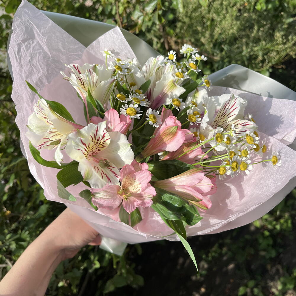 Букет из Альстромерия и ромашки