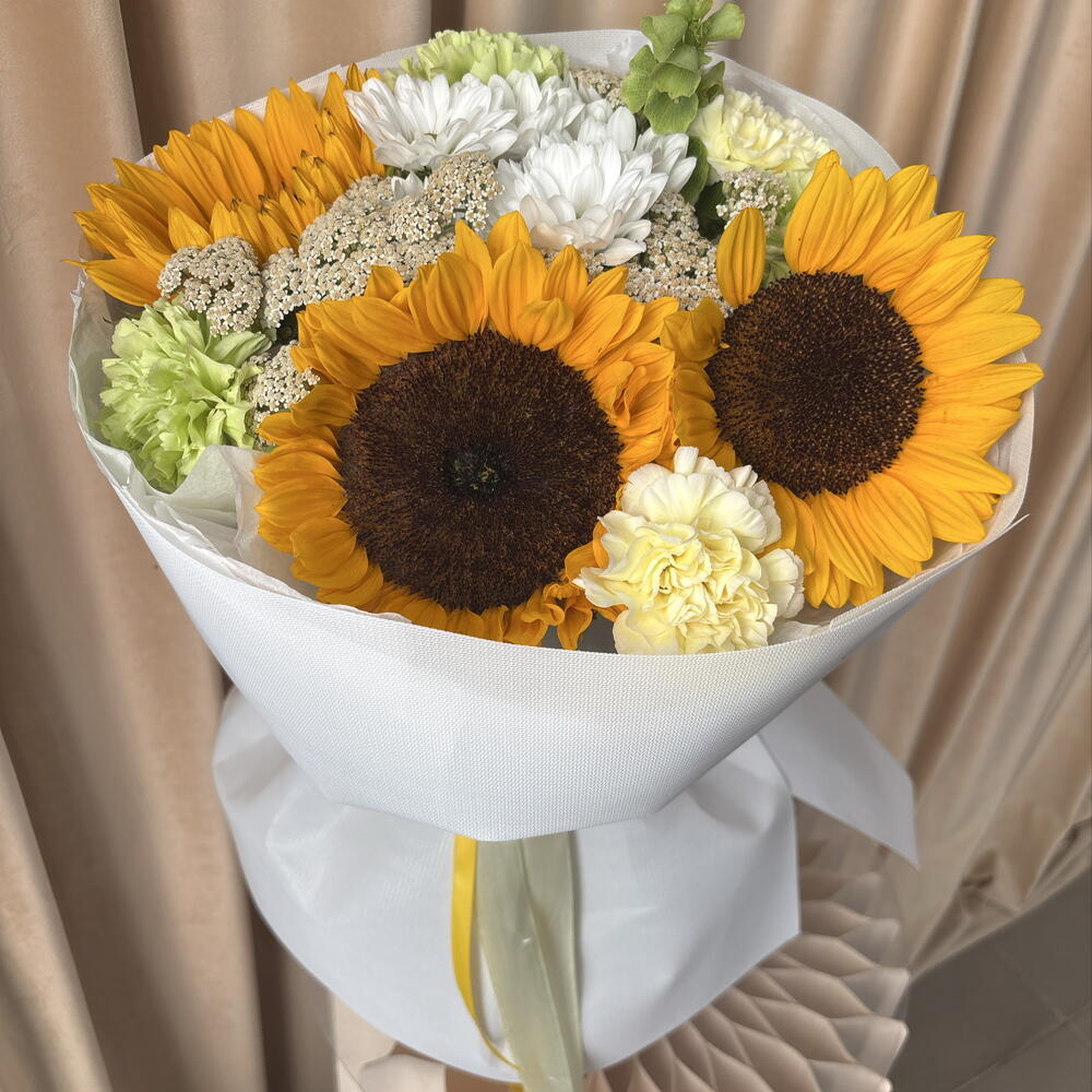 Букет с подсолнухами, ромашками и диантусами 🌻
