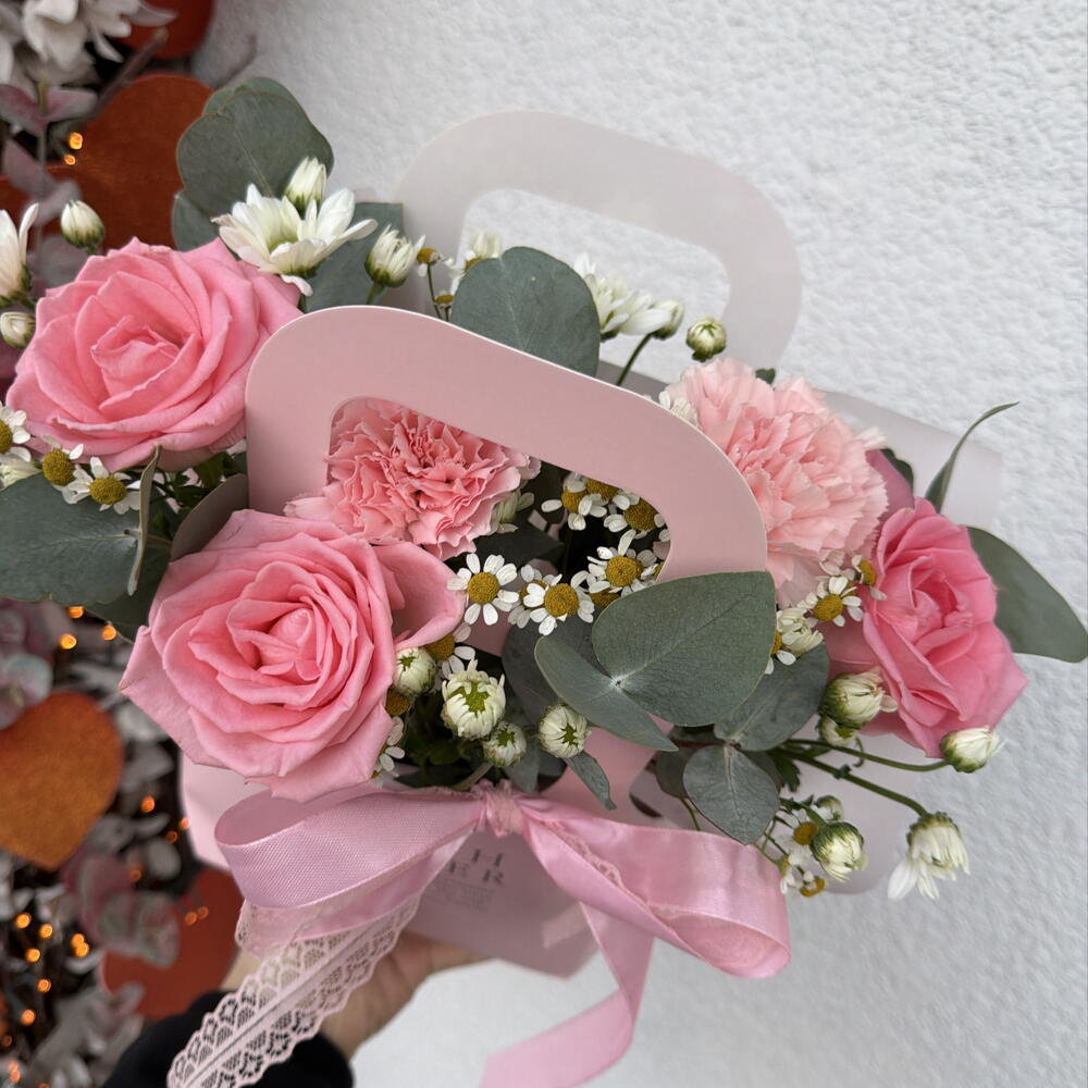 Розовая композиция Bloom room, роза, диантус, ромашка🌸