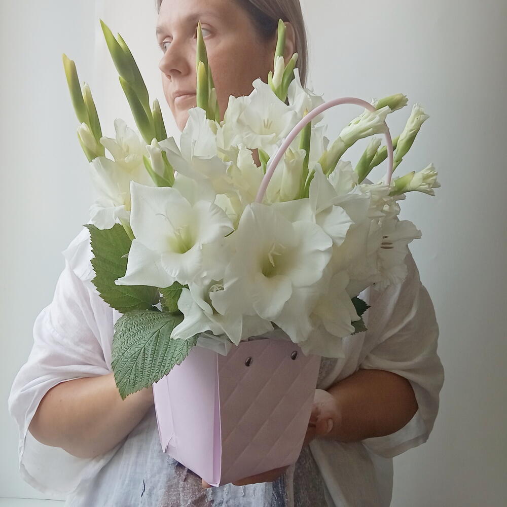 Белые гладиолусы в сумочке