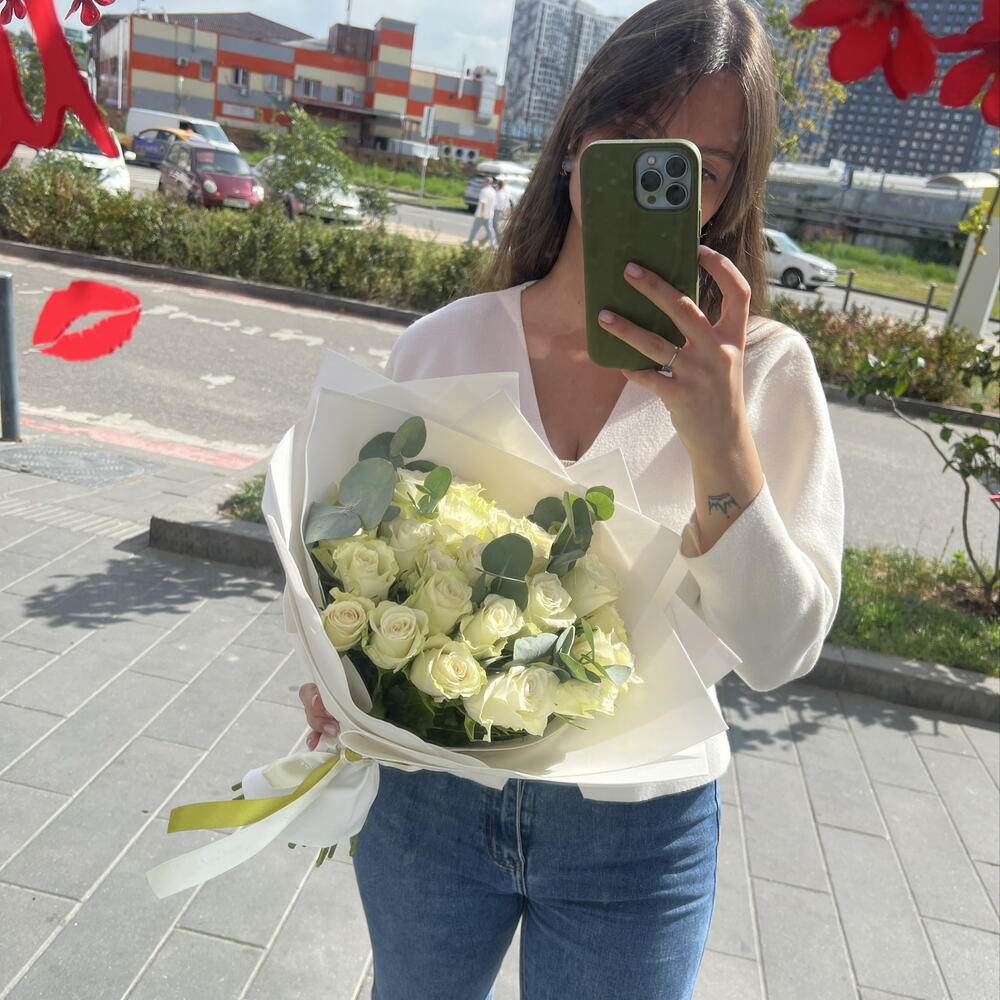 Букет из 25 белых роз и эвкалипта🤍