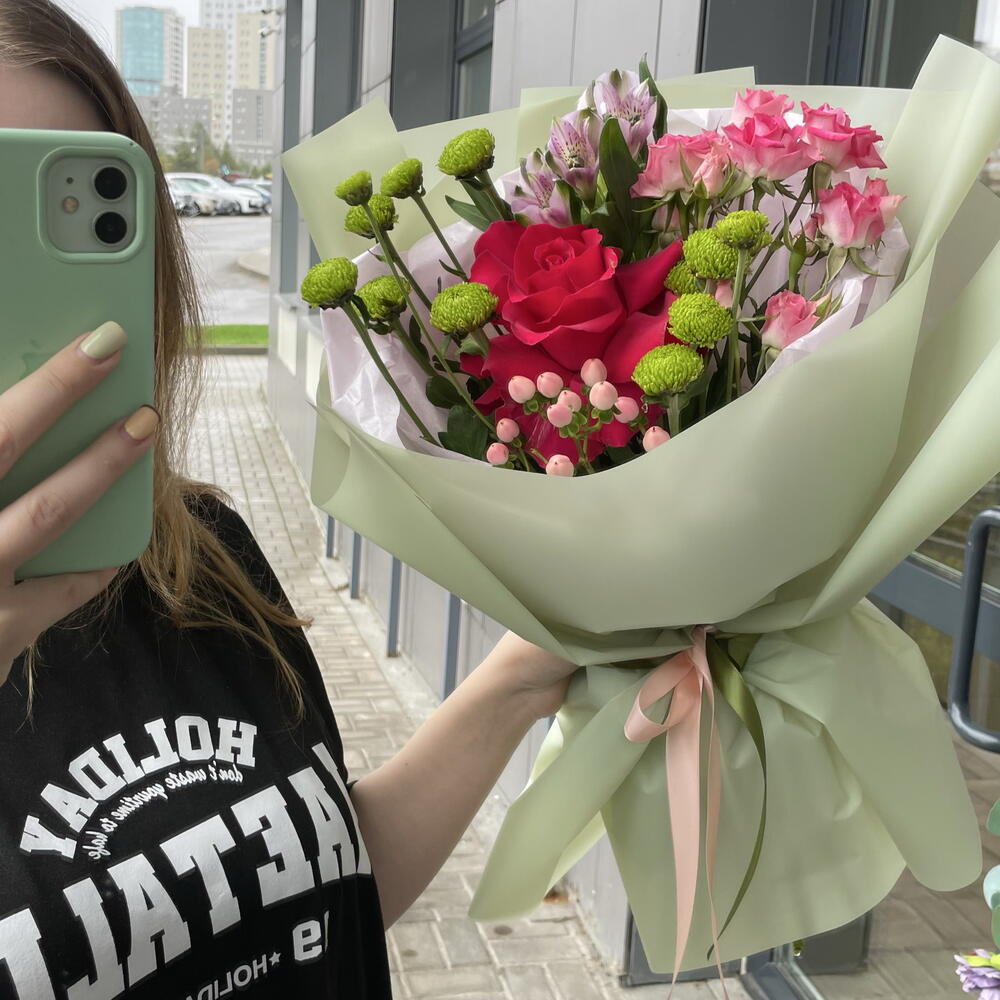 Букет в упаковке хаки с яркой французской розой
