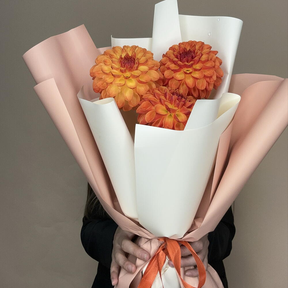 Комплиментарный букет из 3 оранжевых георгин 🧡