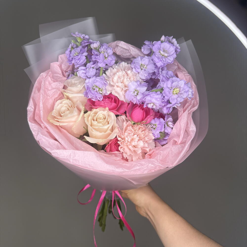 Букет дня ❣️Цветочный комплимент с матиолой, розочками и диантусами