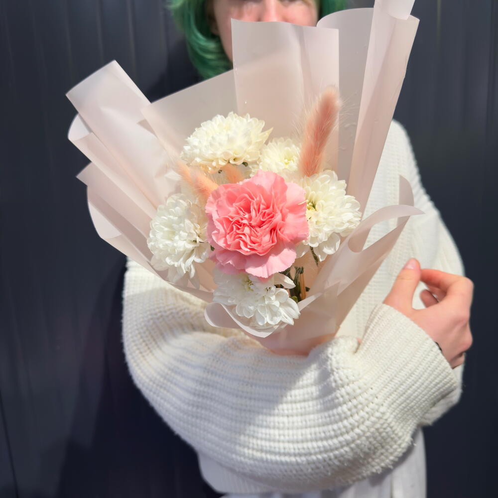 Мини-букет «Нежный комплимент» 💞 белая хризантема, диантус Букет-комплимент «Fluffy Soft»