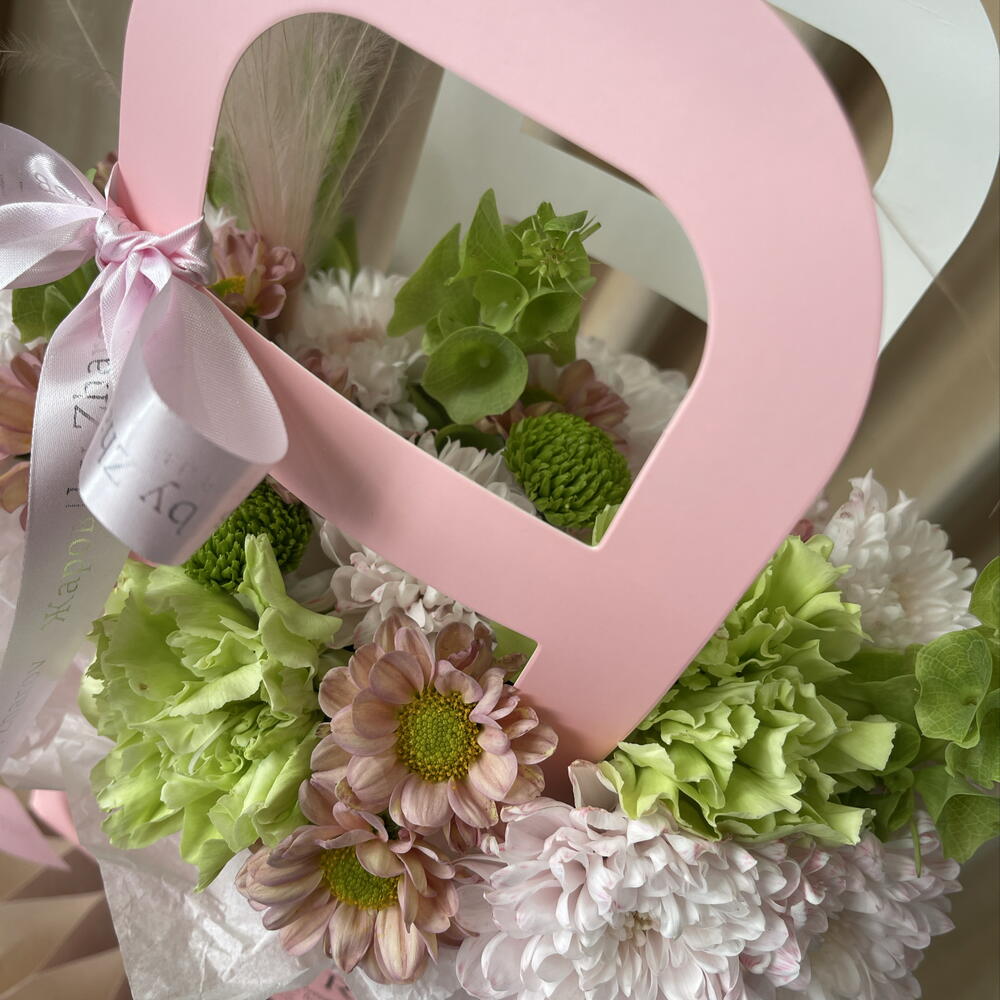 Хризантемы, диантусы и молюцелла в розовой сумочке 🌸