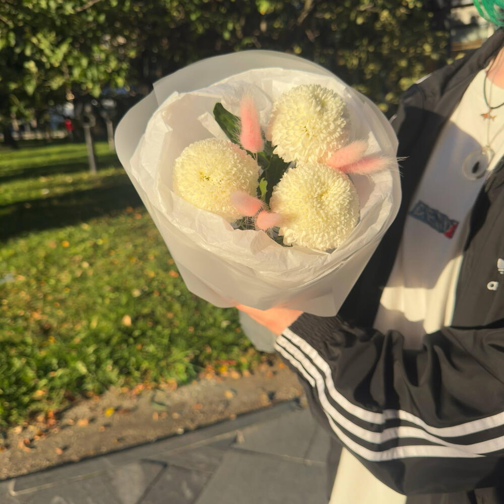 Букет-комплимент  Mini Pearl 💕 3 хризантемы Момоко с лагурусом в белом