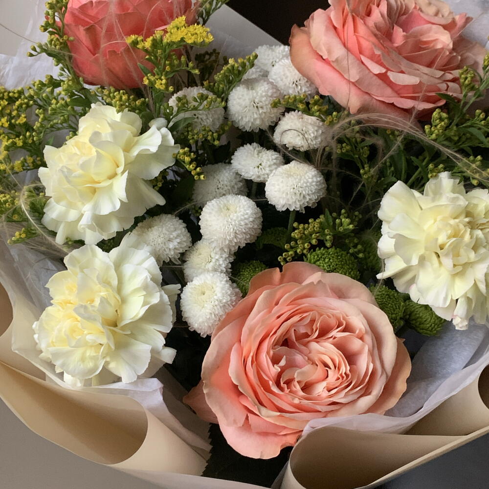 Букет «Капучино» с пионовидными розами, хризантемами и диантусами🧡