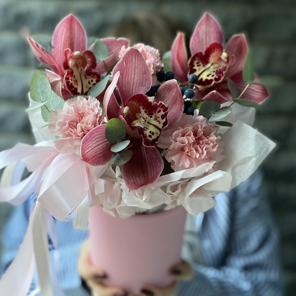 Коробка с композицией со стойкими орхидеями💕