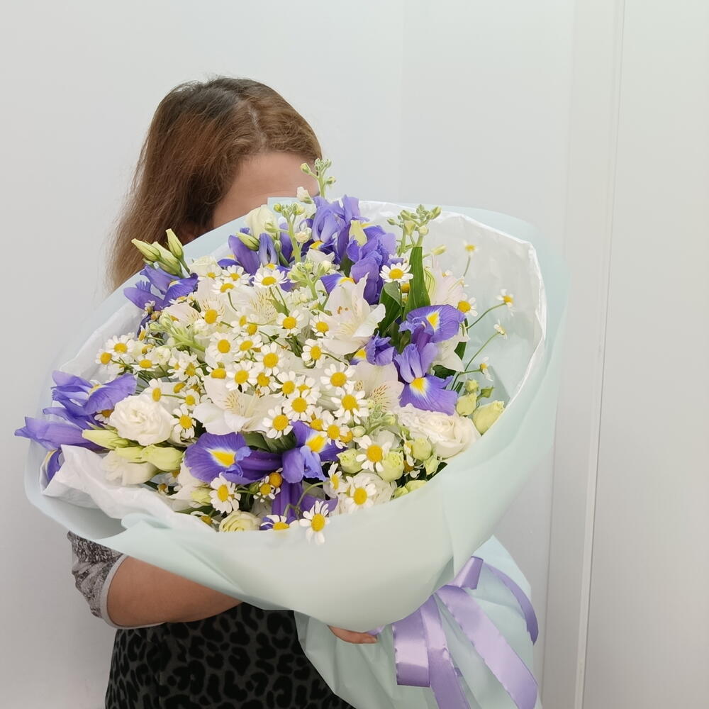 Букет Летнее воспоминание ирис, ромашка кустовая, маттиола, альстромерия