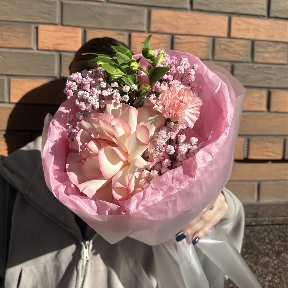 Букет комплимент с французской розой, диантусом и альстромерией