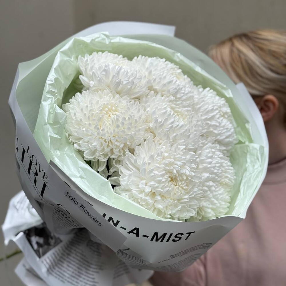 White chrysanthemums bigudi
