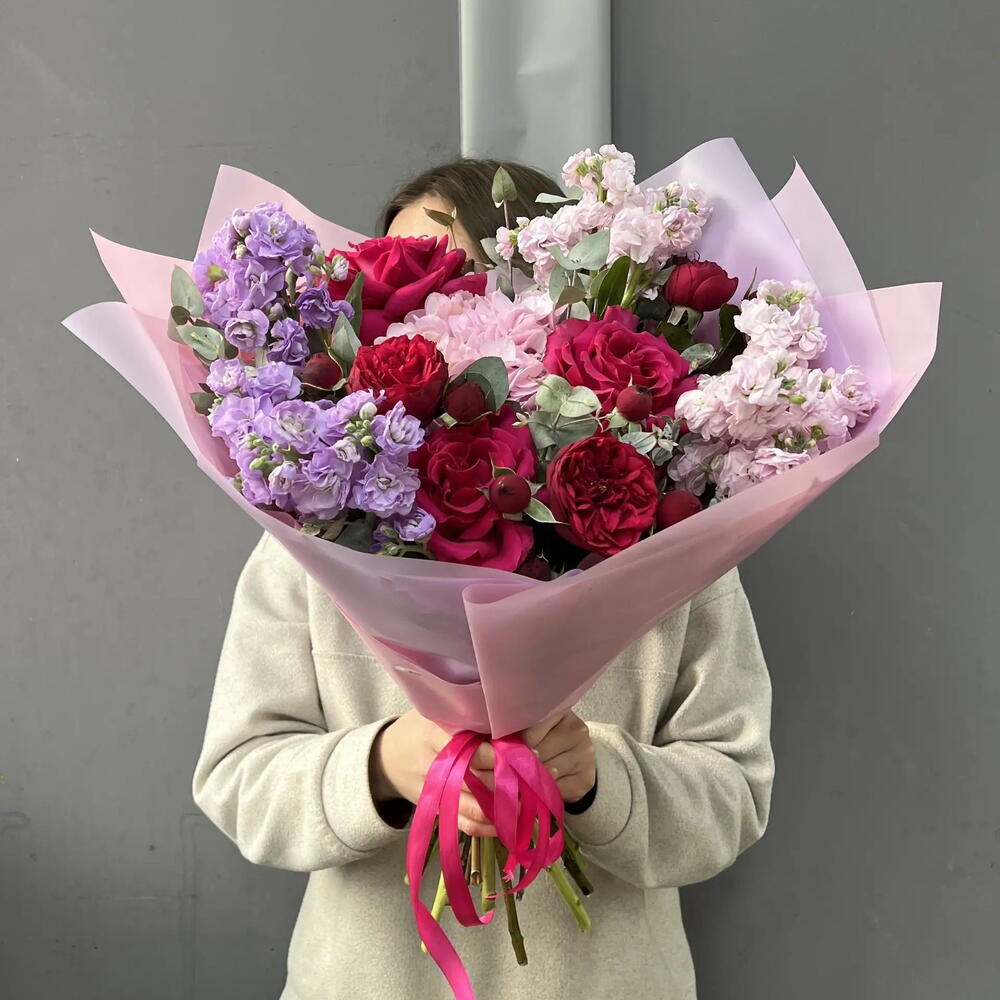 Букет с гортензией, пионовидными розами и ароматной маттиолой 💜