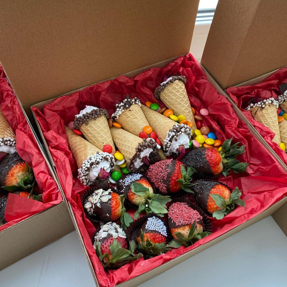 Клубника и рожок 🍦