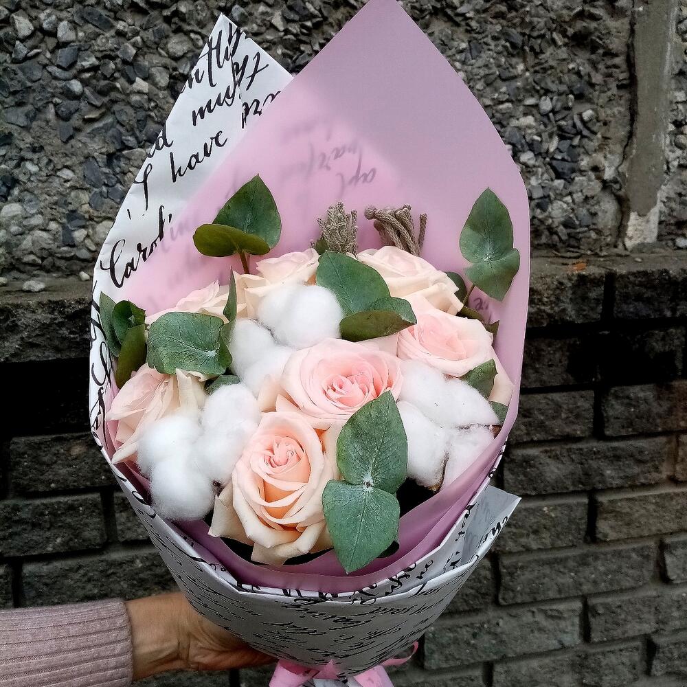 Нежный букет с хлопком и розами, Цветы и подарки в Нижнем Новгороде, купить  по цене 2000 RUB, Авторские букеты в Лобелия с доставкой | Flowwow