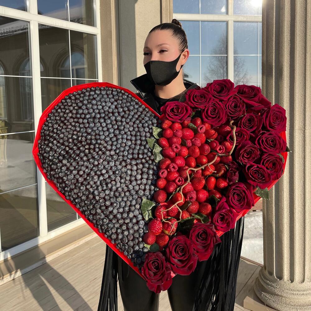 Черно-красное сердце, Цветы и подарки в Челябинске, купить по цене 17000  RUB, Букеты из клубники в ЦЕХ74 с доставкой | Flowwow