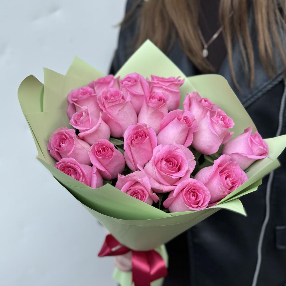 19 розовых роз