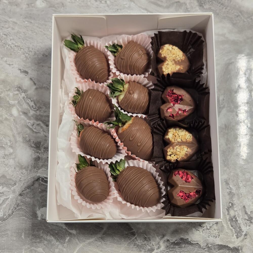 Клубника в шоколаде callebaut и конфеты набор