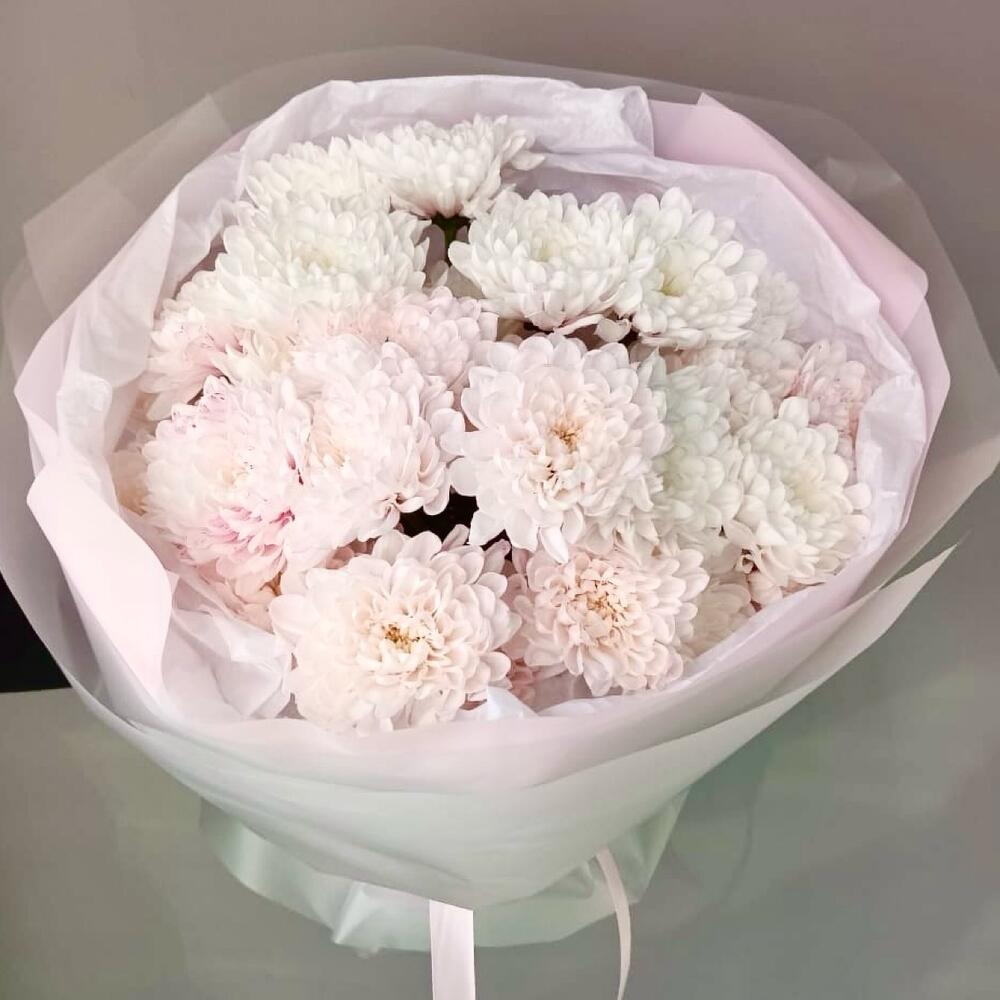 Букет из бело-розовых кустовых хризантем
